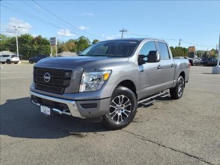 2023 Nissan Titan 4x4 Crew Cab