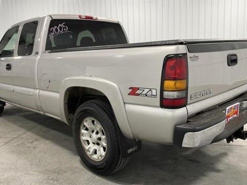 2005 GMC Sierra 1500 SLE Pickup 4D 6 1-2 ft Silver, Sioux Falls, SD