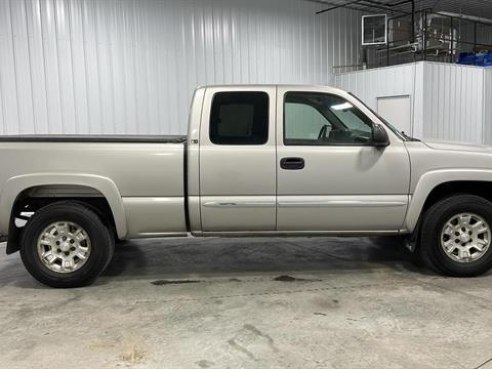 2005 GMC Sierra 1500 SLE Pickup 4D 6 1-2 ft Silver, Sioux Falls, SD