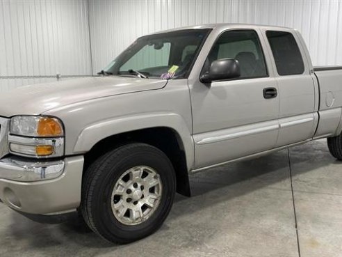 2005 GMC Sierra 1500 SLE Pickup 4D 6 1-2 ft Silver, Sioux Falls, SD