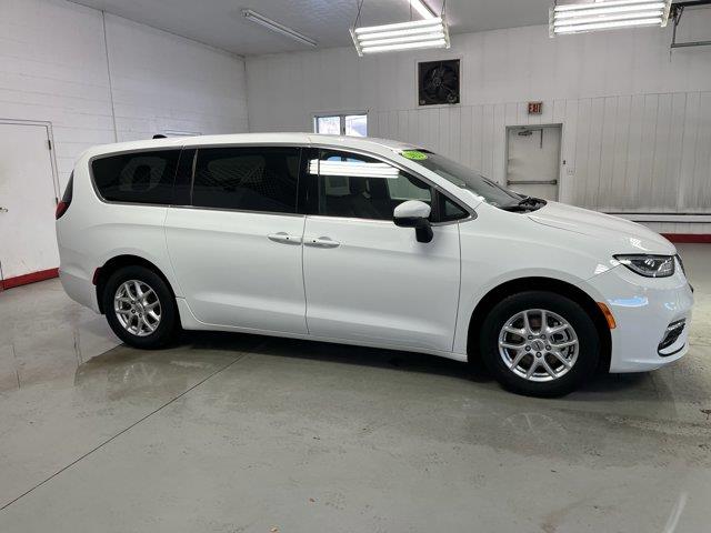 2023 Chrysler Pacifica Touring Bright White Clearcoat, Beaverdale, PA